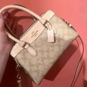 New Coach purse is 10/10 new brand feel free to ask me for more pictures